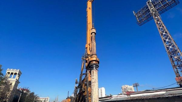 На улице Адмирала Октябрьского в Севастополе приступили к бурению 213 подпорных свай. 