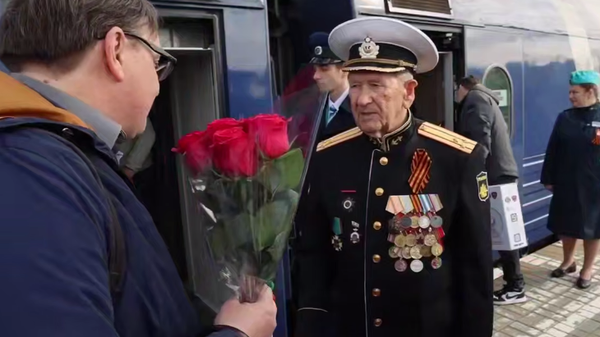 Легенда Черноморского флота – ветеран Николай Токарев прибыл на поезде в Москву на парад