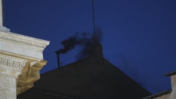 Черный дым валит из трубы Сикстинской капеллы во время конклава кардиналов по избранию нового Папы в Ватикане, среда, 7 мая 2025 года