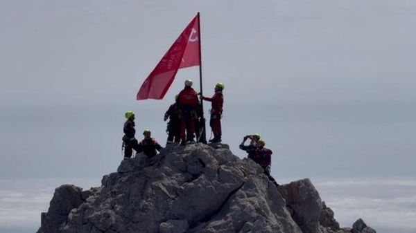 Крымские спасатели водрузили Знамя Победы на вершине Ай-Петри
 
