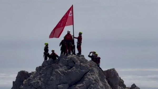 Крымские спасатели водрузили Знамя Победы на вершине Ай-Петри
 
