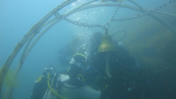 Cудакские дайверы установили под водой колокол в память погибших моряков