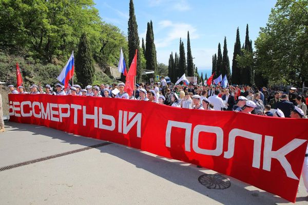 Бессмертный полк в Артеке объединил детей из 35 стран мира