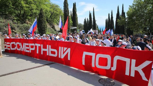 Бессмертный полк в Артеке объединил детей из 35 стран мира