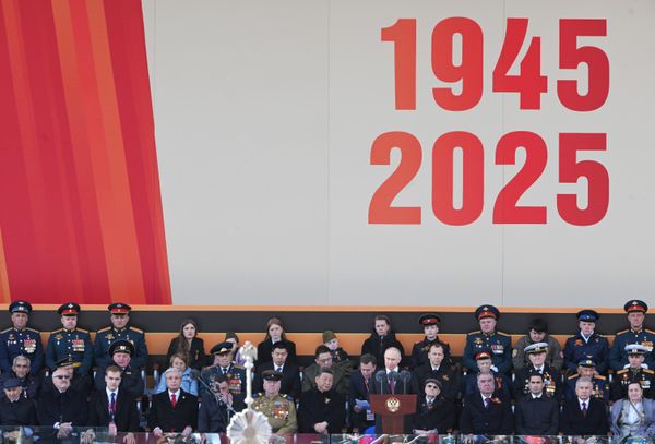 Президент РФ В. Путин и иностранные лидеры на военном параде в честь 80-летия Победы