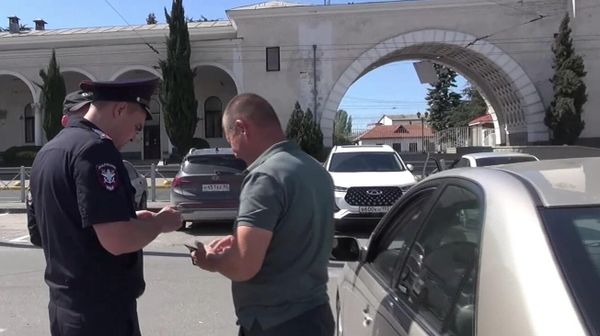 Проверка таксистов на железнодорожном вокзале в Симферополе