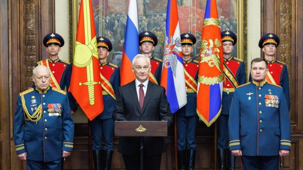 Министр обороны РФ Андрей Белоусов вручил штандарт главнокомандующему Сухопутными войсками Андрею Мордвичеву