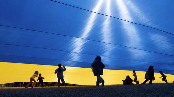 Дети играют под украинским флагом
