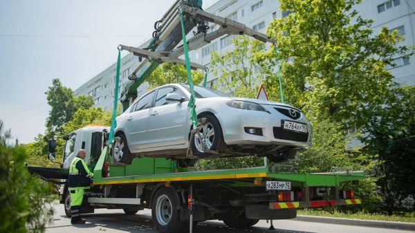 В Севастополе начали эвакуировать автомобили за нарушения правил парковки