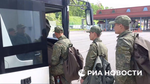 Первая группа российских военных до 25 лет вернулась с подконтрольной Киеву территории