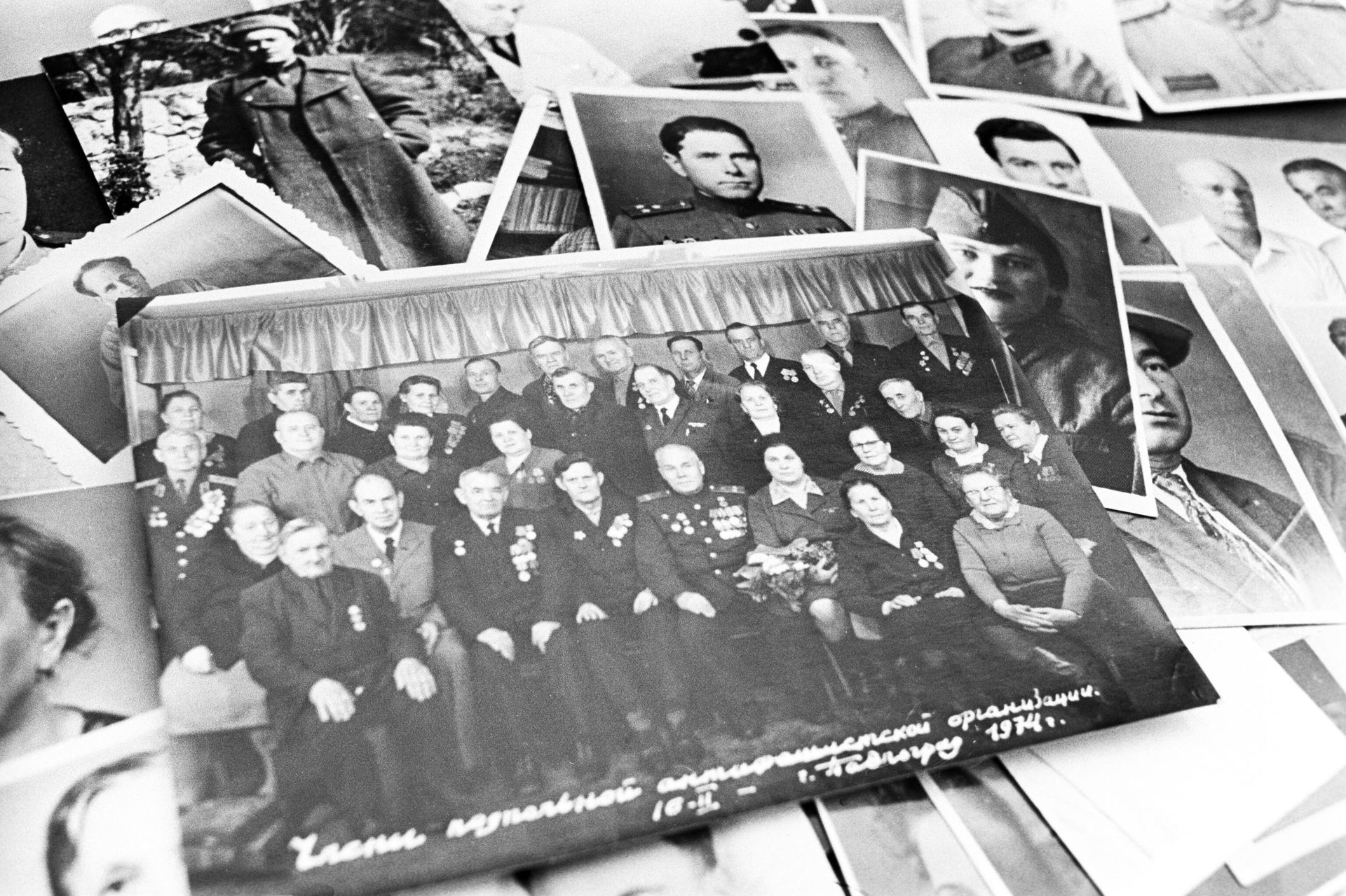 Фотографии из альбома бывшего руководителя подпольной группы медиков в городе Павлодаре в годы Великой Отечественной войны доктор Манфред Генрихович Эсси-Эзинг. Доктор Эссен, назначенный немцами главным врачом Павлоградского лагеря военнопленных, провоцировал у заключенных симптомы страшных болезней. Их вывозили из лагеря. Таким образом были спасены тысячи людей. Фотографии из альбома бывшего руководителя подпольной группы медиков в городе Павлодаре в годы Великой Отечественной войны доктор Манфред Генрихович Эсси-Эзинг. Доктор Эссен, назначенный немцами главным врачом Павлоградского лагеря военнопленных, провоцировал у заключенных симптомы страшных болезней. Их вывозили из лагеря. Таким образом были спасены тысячи людей. - РИА Новости, 1920, 24.06.2025