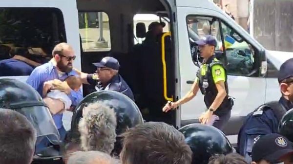 В Кишиневе полиция применила грубую силу к участникам шествия против ЛГБТ*  (Движение признано экстремистским и запрещено в России)