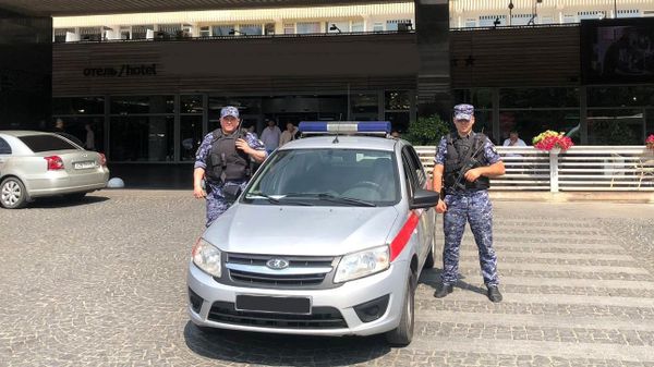 В Ялте росгвардейцы задержали подозреваемого в угрозе персоналу одного из отелей