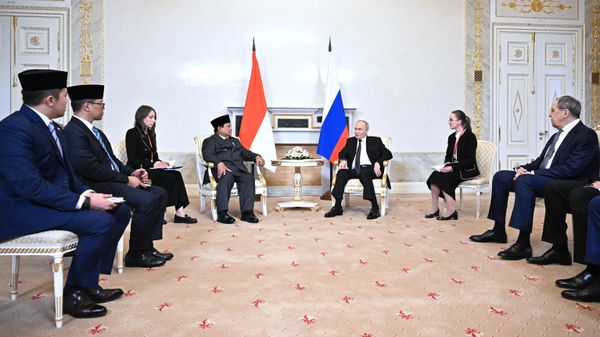 Президент России Владимир Путин встретился с президентом Индонезии Прабово Субианто
