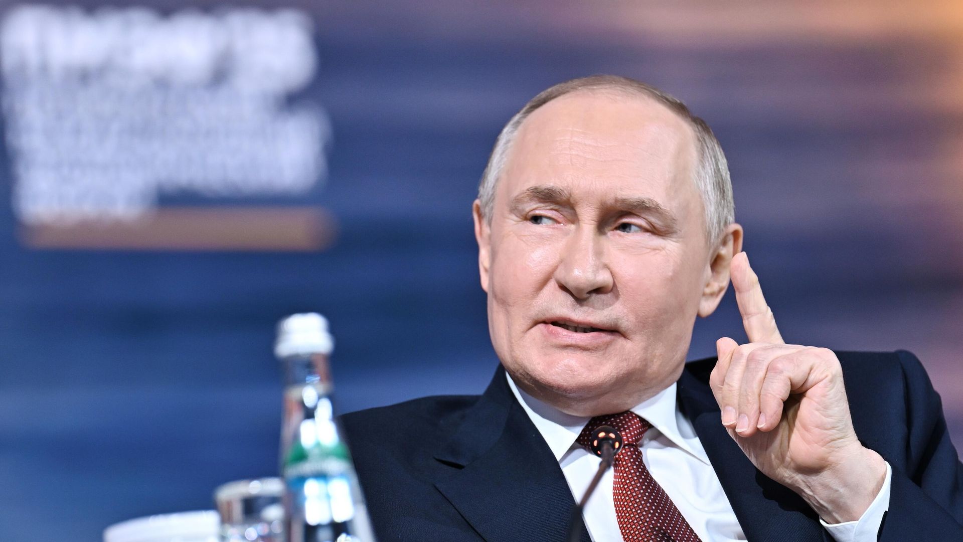 Президент РФ Владимир Путин на пленарном заседании ПМЭФ-2025 - РИА Новости, 1920, 21.06.2025