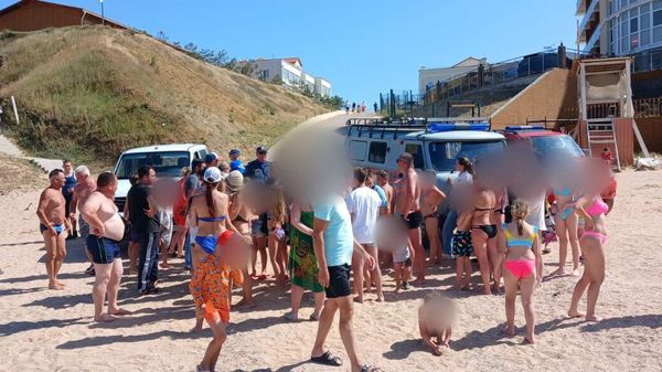 В Крыму двоих взрослых и четверых детей унесло в море на сапбордах