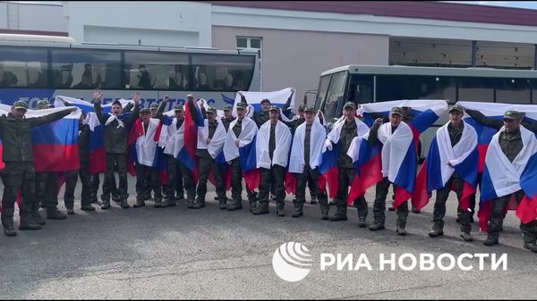 Российские бойцы вернулись домой из украинского плена
