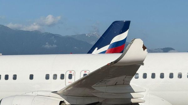 В аэропорту Сочи столкнулись два пассажирских самолета
