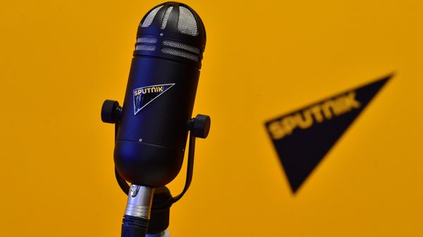 Микрофон с символикой радио Sputnik в студии
