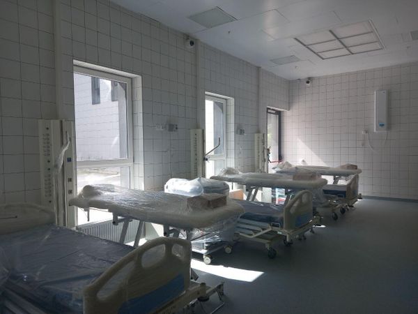 Послеоперационные палаты с постом медицинской сестры и кислородными системами