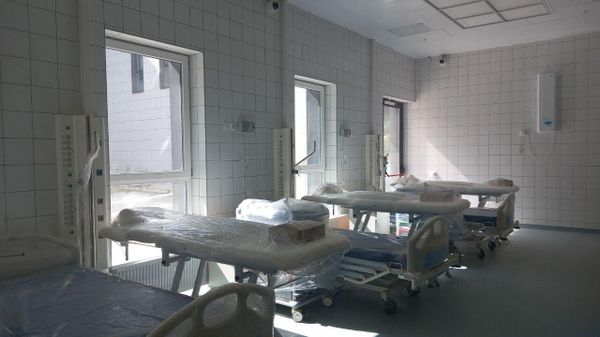 Послеоперационные палаты с постом медицинской сестры и кислородными системами