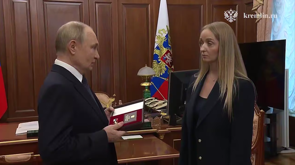 Путин в Кремле вручил вдове Михаила Гудкова вторую Золотую Звезду Героя России