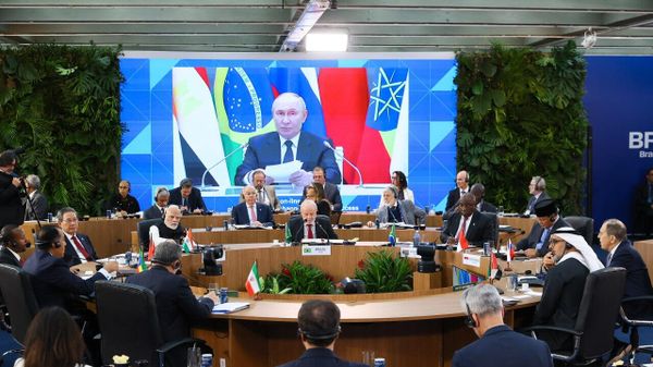 Владимир Путин по видеосвязи принимает участие в пленарном заседании XVII саммита БРИКС 