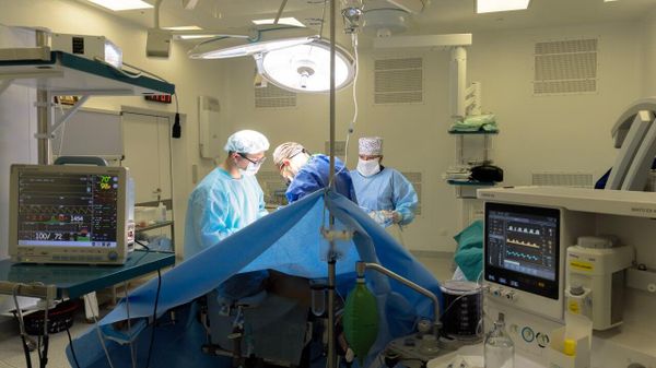Работа врачей в операционной