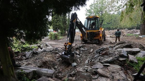Разорение могил советских воинов на Холме славы во Львове