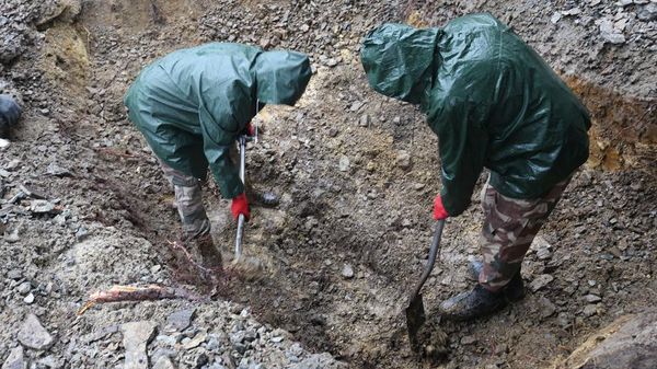 Разорение могил советских воинов на Холме славы во Львове