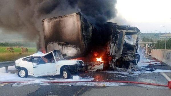 Загорелись автомобили после столкновения на трассе Новороссийск - Керчь