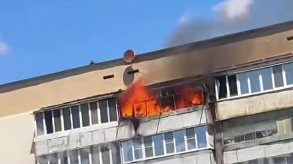 В Молодежном в Симферополе горит квартире в пятиэтажном доме 