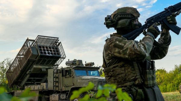Военнослужащий группы воздушного прикрытия защищает от дронов огнеметную систему ТОС-2 Тосочка группировки войск Центр 