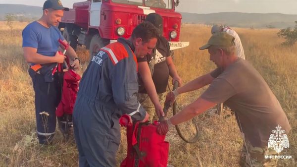 Тушение ландшафтного пожара в Белогорском районе Крыма