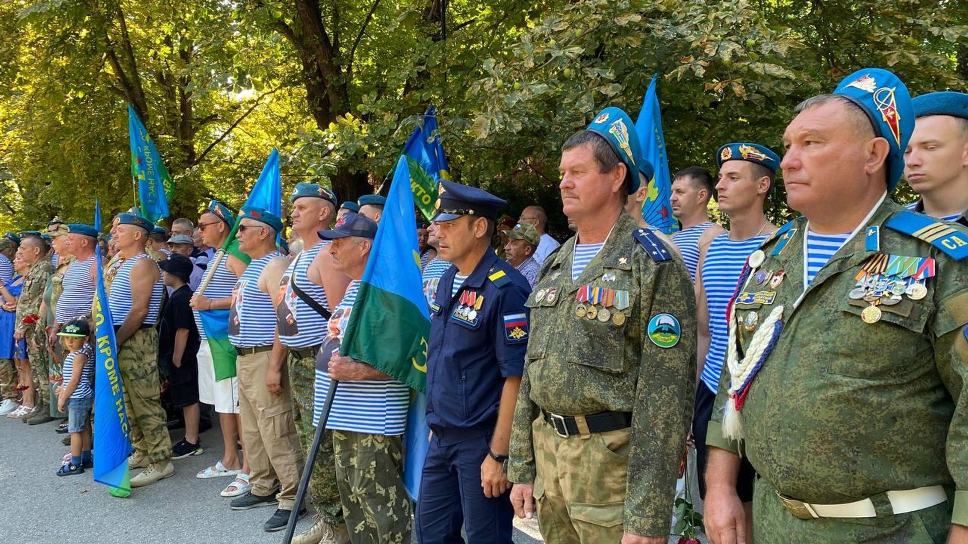 В Симферополе десантники возложили цветы к памятнику Маргелова в память о погибших бойцах В Симферополе десантники возложили цветы к памятнику Маргелова в память о погибших бойцах - РИА Новости, 1920, 02.08.2025