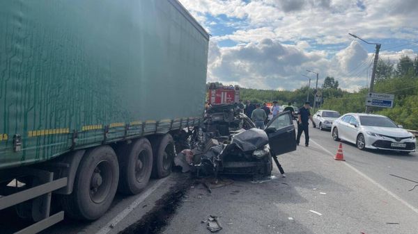 Пять человек погибли в столкновении легковушки с КамАЗом в Кемеровской области