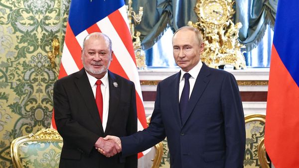 Президент России Владимир Путин провел переговоры с верховным правителем Малайзии султаном Ибрагимом