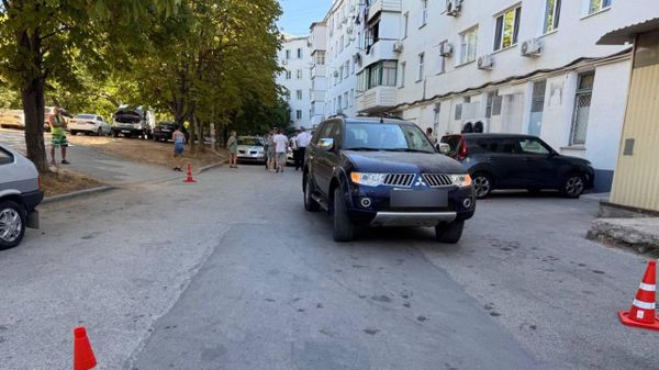 В Севастополе иномарка сбила подростка во дворе 