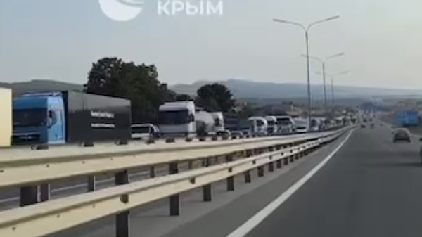 На въезде в Симферополь из Бахчисарая образовался многокилометровый затор – видео