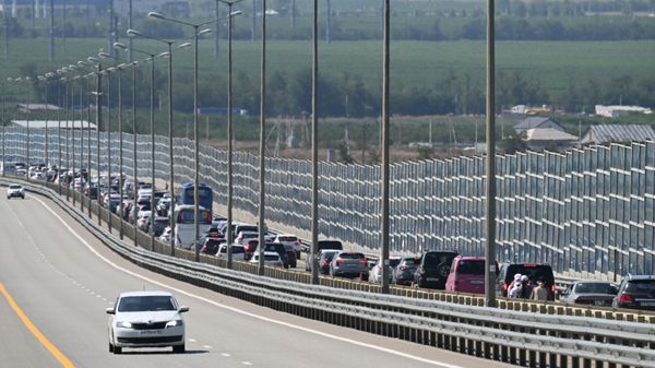 Автомобильная пробка перед Крымским мостом
