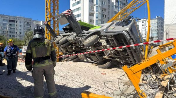 В Севастополе упал строительный кран, погиб человек