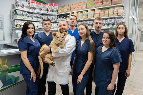 Коллектив клиники Василия Пискового с необычным пациентом