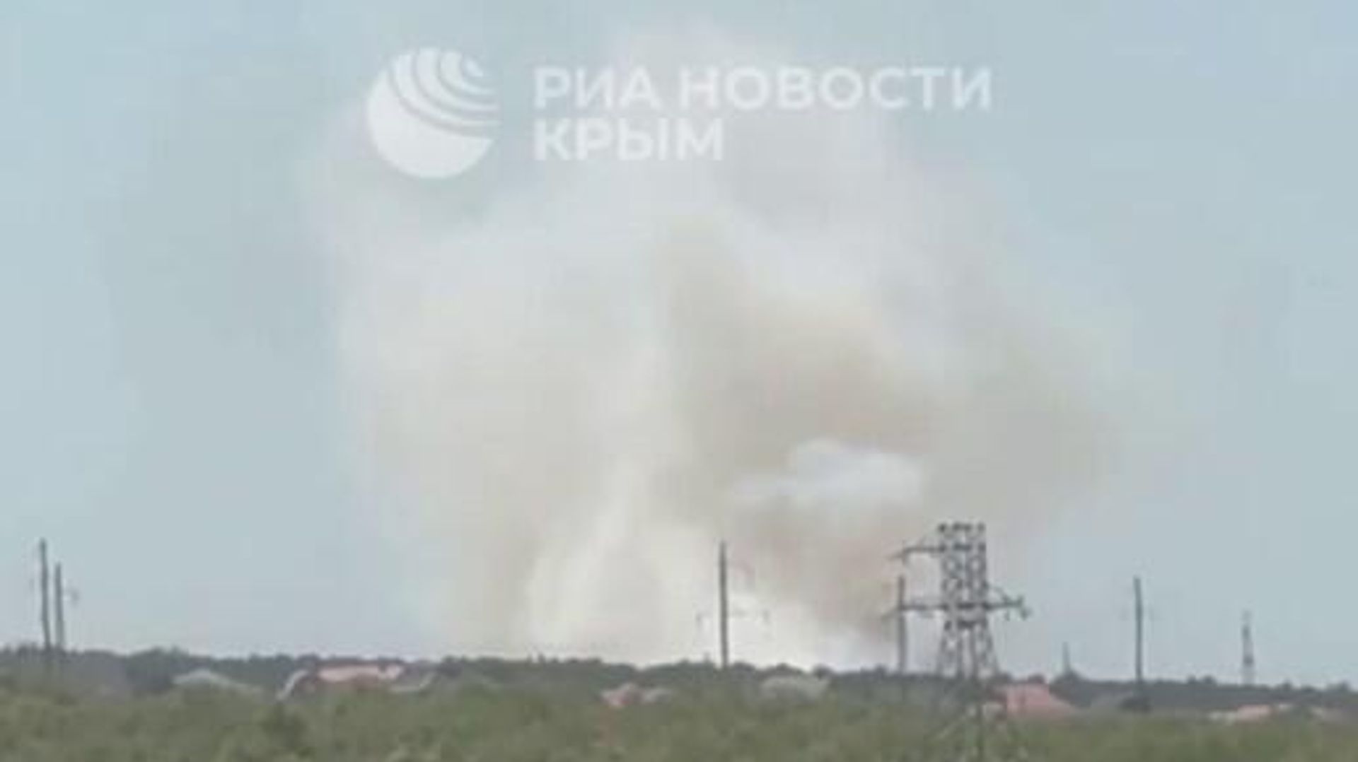 Под Бахчисараем горит трава на площади 300 квадратов Под Бахчисараем горит трава на площади 300 квадратов - РИА Новости, 1920, 15.08.2025