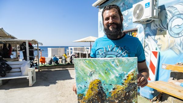 Крымский художник Петр Доценко рисует море из глубины