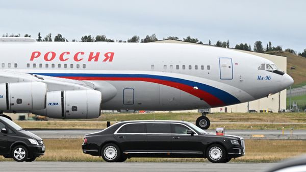 Самолет президента России Владимира Путина на аэродроме базы Элмендорф-Ричардсон на Аляске.