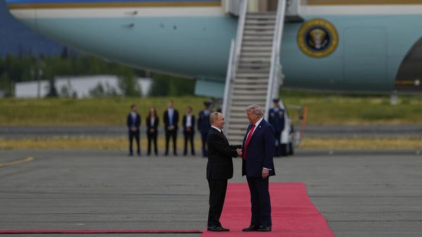 Президент России Владимир Путин и президент США Дональд Трамп встретились на Аляске
