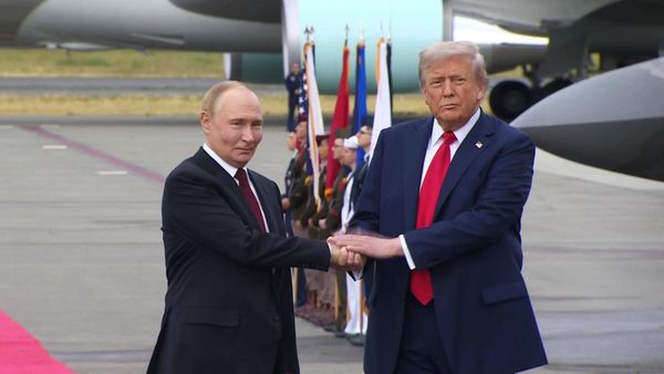Встреча президентов России Владимира Путина и США Дональда Трампа на Аляске