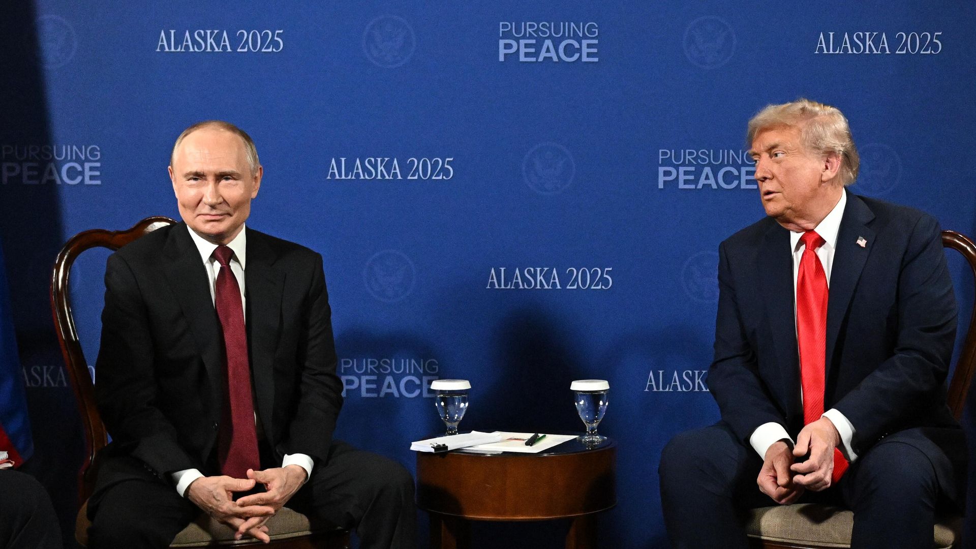 Президент РФ Владимир Путин и президент США Дональд Трамп во время переговоров в узком составе на Аляске. Президент РФ Владимир Путин и президент США Дональд Трамп во время переговоров в узком составе на Аляске. - РИА Новости, 1920, 16.08.2025