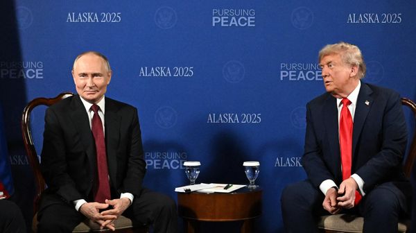 Президент РФ Владимир Путин и президент США Дональд Трамп во время переговоров в узком составе на Аляске.