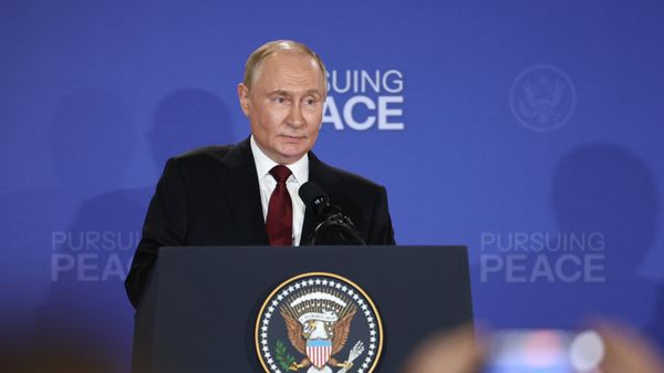 Президент РФ Владимир Путин на пресс-конференции по итогам переговоров с президентом США Дональдом Трампом на Аляске. 